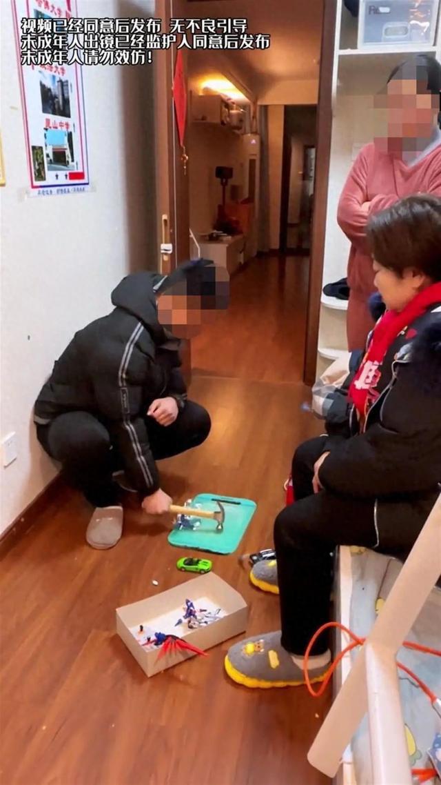 让孩子亲手砸毁心爱的玩具？“教育专家”家访引争议当地教育局回