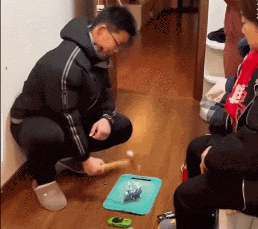 逼孩子亲手砸烂玩具、扔掉漫画还得鞠躬致谢：这不是教育是霸凌