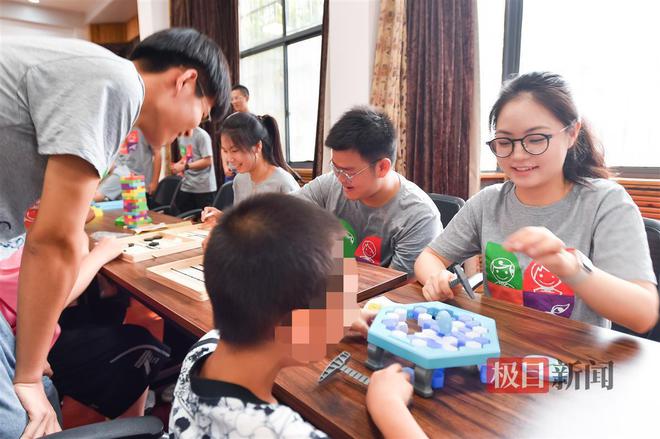 特殊夏令营为特殊天使而开这支11岁的志愿服务队帮200多位唇