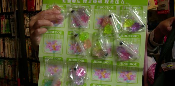 广西天峨一学校周边竟售卖“注射器”玩具存在很大的安全隐患！(图2)