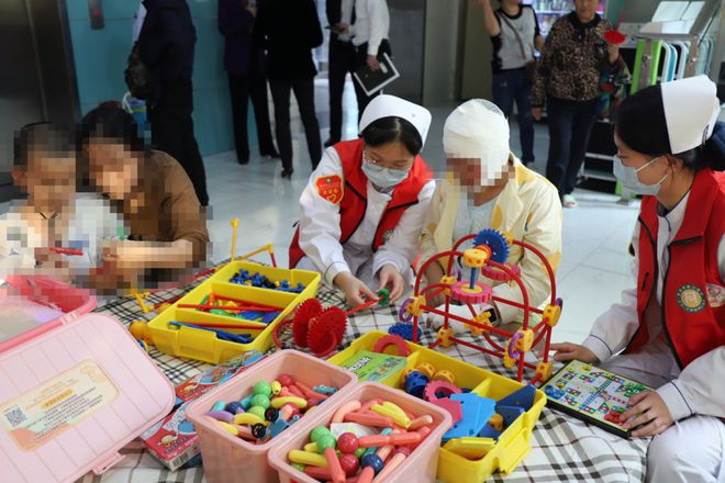 瞬间起火！姐弟3人多处烧伤别再拿它当玩具