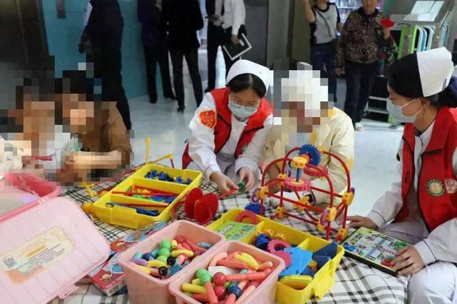 瞬间起火姐弟3人被烧伤！大家赶紧自查：这个玩具很多家庭都有！