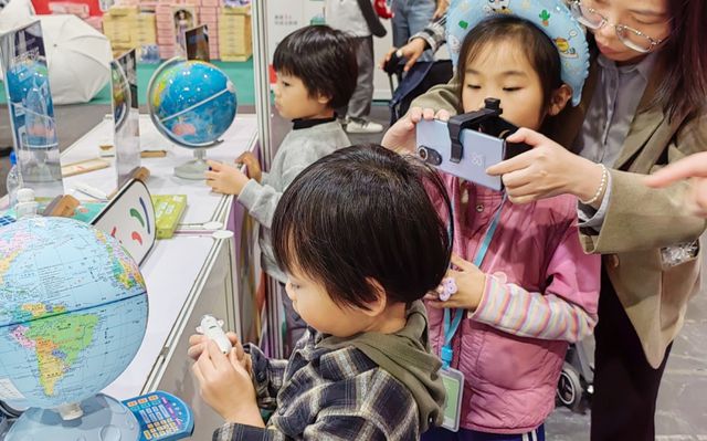 伊思沃亮相第七届香港儿童书展暨超级亲子用品展智能地球仪引爆全场(图6)