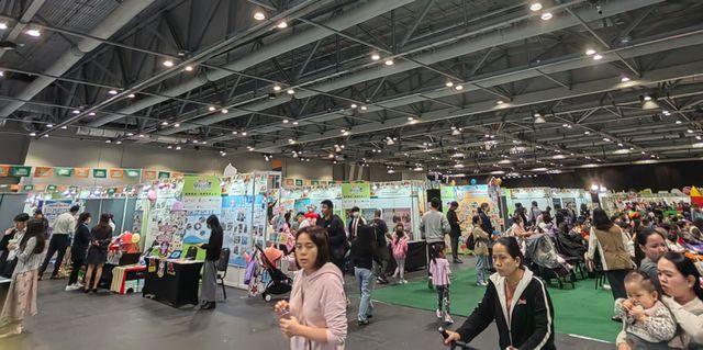 伊思沃亮相第七届香港儿童书展暨超级亲子用品展智能地球仪引爆全场(图2)