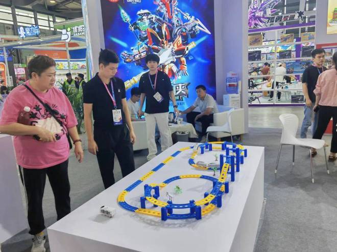 玩具上新！《动车侠》拼装轨道车亮相CTE中国玩具展(图2)