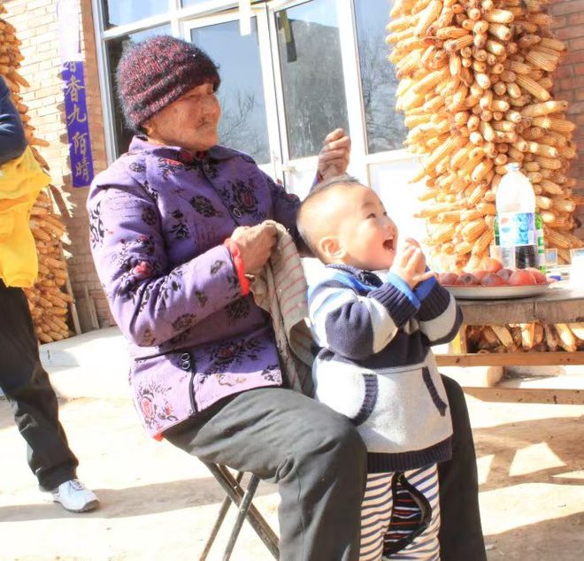 未来要么挣老人的钱要么挣小孩的钱！小孩从教育老人等生病