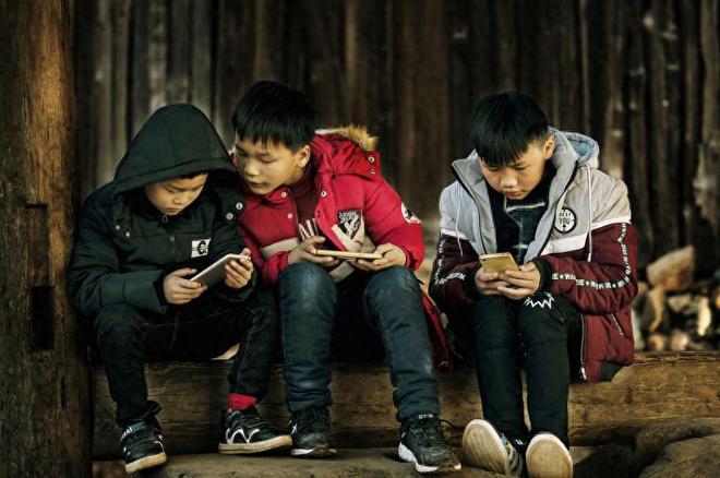 春节回家深感震撼：手机最先摧毁的可能是底层家庭的孩子
