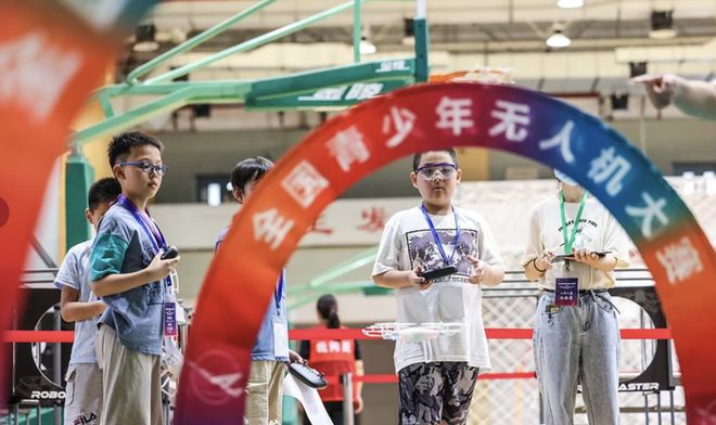 百元入儿童版「大疆」！避障、悬停、超安全防护…一年摔坏换新！(图1)