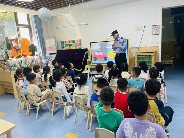 合肥幼教集团滨水花都幼儿园分园开展反恐防暴安全演练活动(图1)