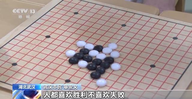 玩具不再是“儿童限定”让爷爷奶奶们动脑又动手玩出快乐晚年