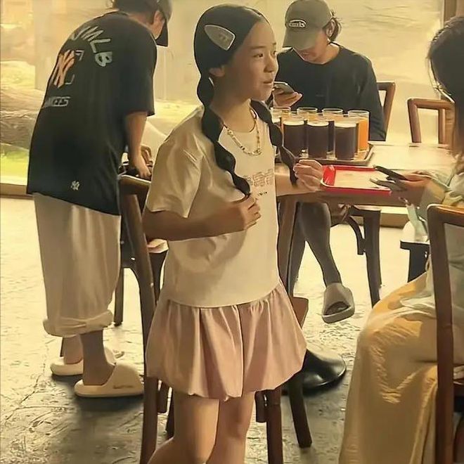 9岁小酒窝被围街头理由不出道让人心动网友直呼已经火爆全网