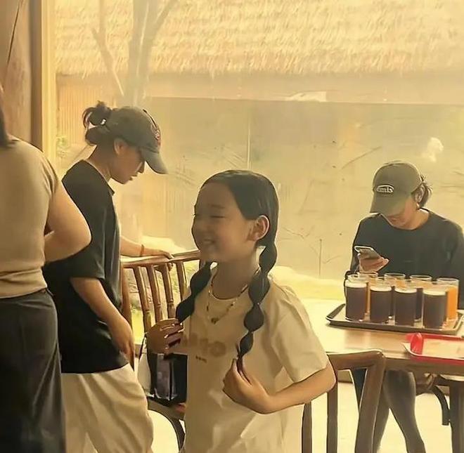 9岁小酒窝被围街头理由不出道让人心动网友直呼已经火爆全网(图2)