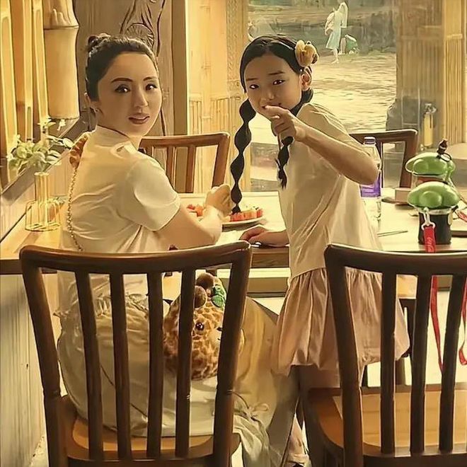 9岁小酒窝被围街头理由不出道让人心动网友直呼已经火爆全网(图3)