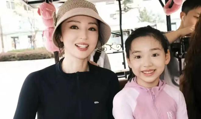 9岁小酒窝被围街头理由不出道让人心动网友直呼已经火爆全网(图5)