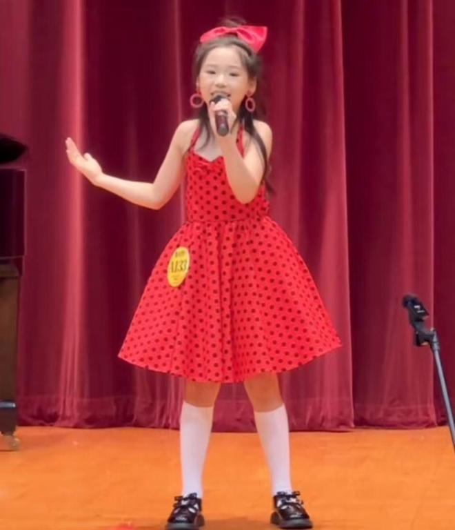 9岁小酒窝被围街头理由不出道让人心动网友直呼已经火爆全网(图4)