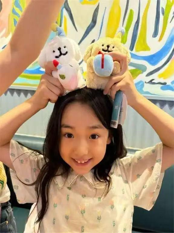 9岁小酒窝被围街头理由不出道让人心动网友直呼已经火爆全网(图7)