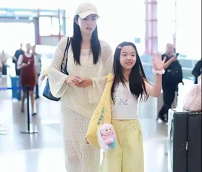 9岁小酒窝被围街头理由不出道让人心动网友直呼已经火爆全网(图6)