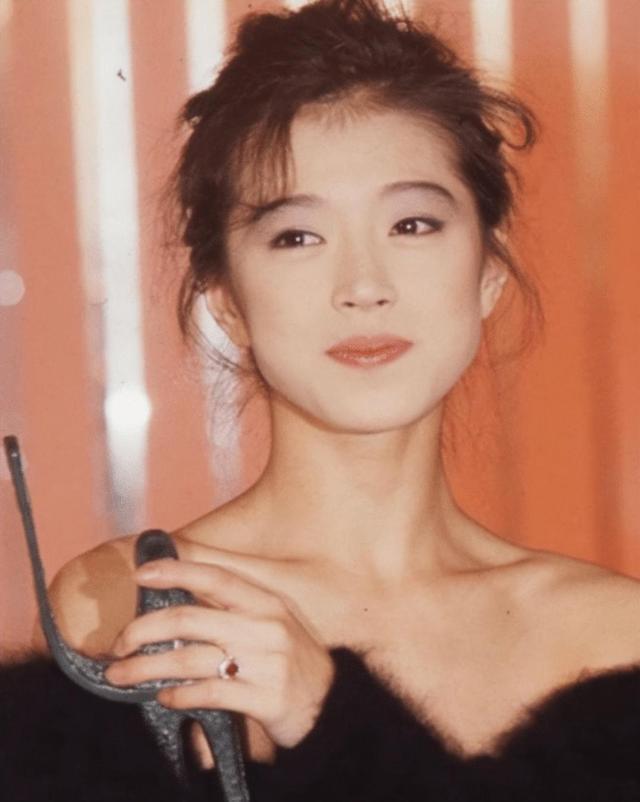 日本知名歌手宣布重回乐坛！曾被誉为“清冷女星天花板”(图2)