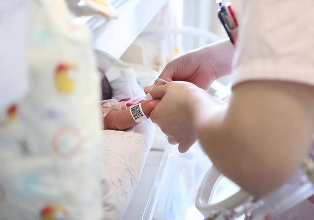 “人口警报”再次拉响二胎效果不佳三胎没人生奇葩建议频出！(图2)