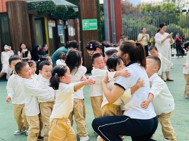 合肥市宿州路幼儿园教育集团森林城分园小五班获评“合肥市中小学2024-2025学年度先进班集体”称号(图2)