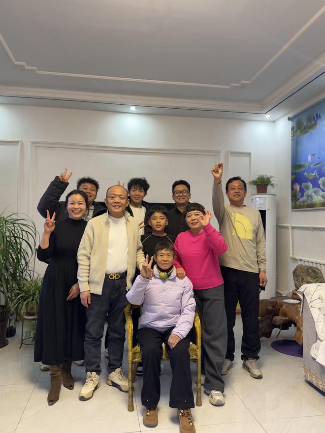 新闻8点见丨她补上了他18年的生日礼物;美国“东墙”拆到了乌克兰(图1)