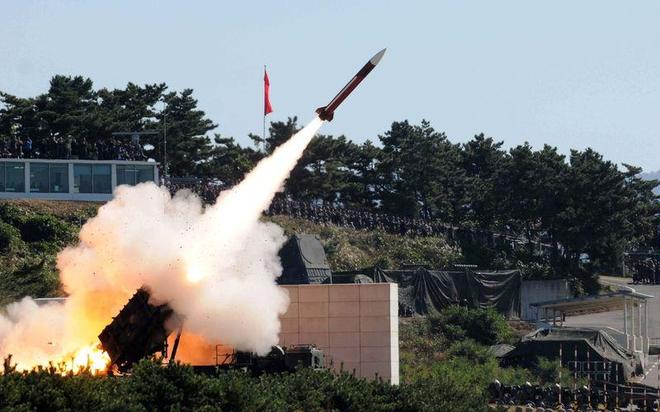 新闻8点见丨她补上了他18年的生日礼物;美国“东墙”拆到了乌克兰(图3)